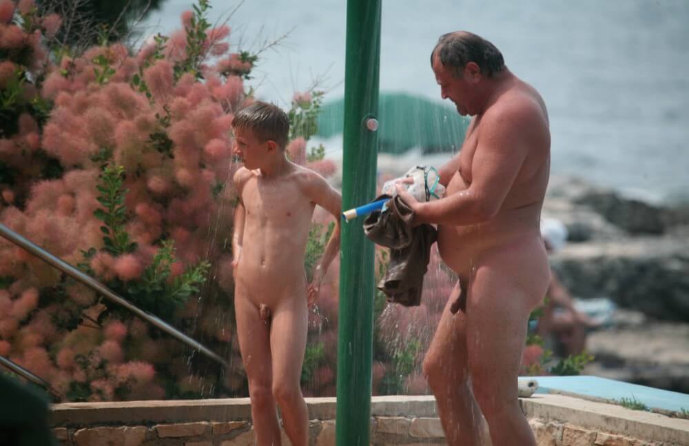 Naturist Shower Profiles pics - Nature is the best home for a naturist