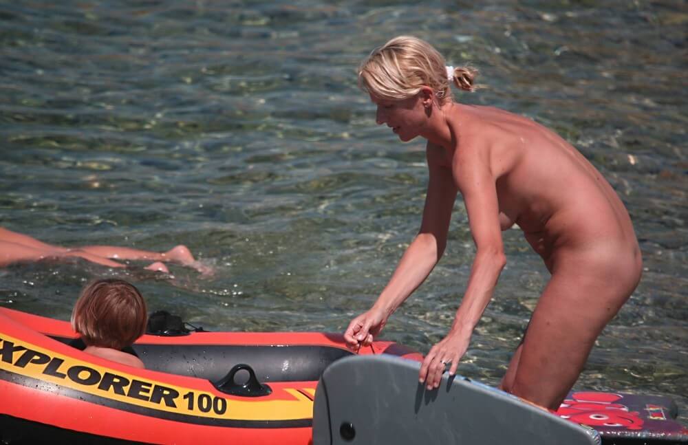 Red Boating for Two Nudists pics - Many beautiful people without clothes