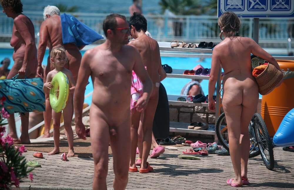 Daytime Nudists Chill Out photos - The true flourishing of a culture of naturalness