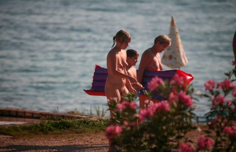 Dusk Til Dawn Showering phoros - Nudity is an expression of naturalness and sincerity