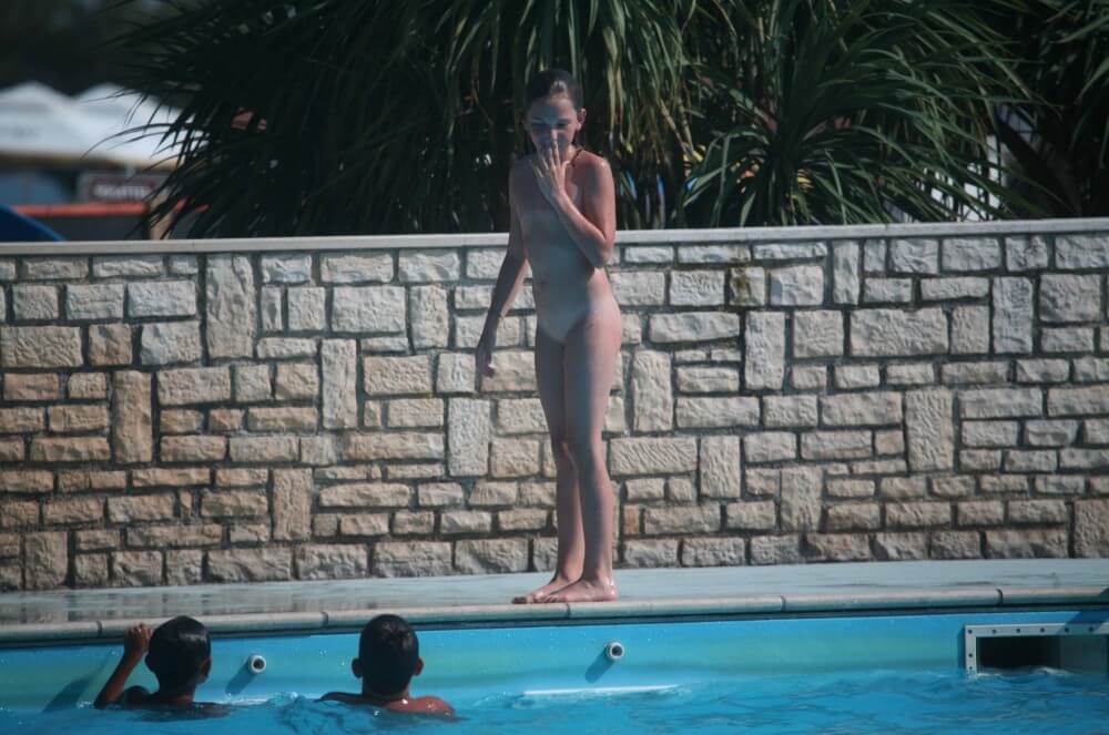 Naturist Pool-Side Singles photos - Naturism and nudism help you overcome your fears