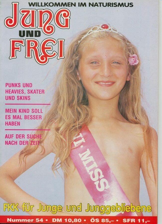 Jung und Frei Nr 54 - Overcoming shame and awkwardness when taking off clothes