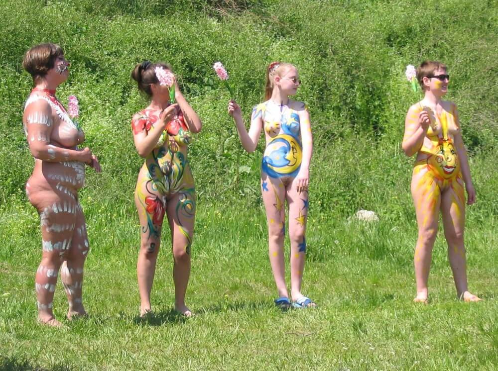 Family String-Apple Game Pics - The concept of being without clothes