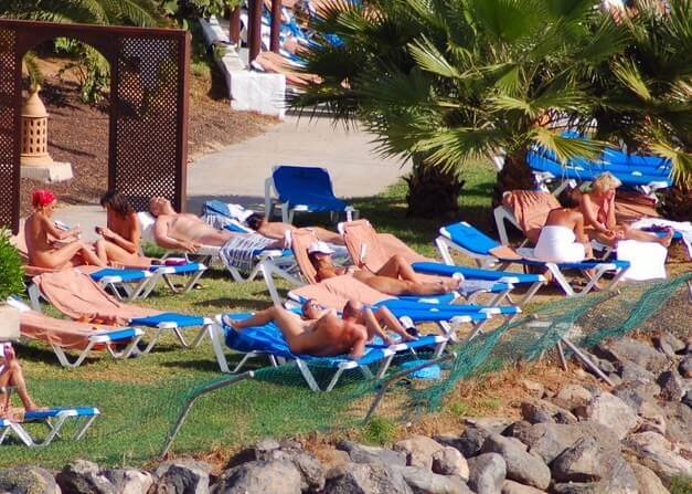 Enature - Les textiles - In naturism, sincerity and openness toward others are valued