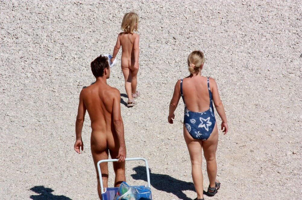 Beach Voyage Nudism Life pics - Nudism helps people accept themselves