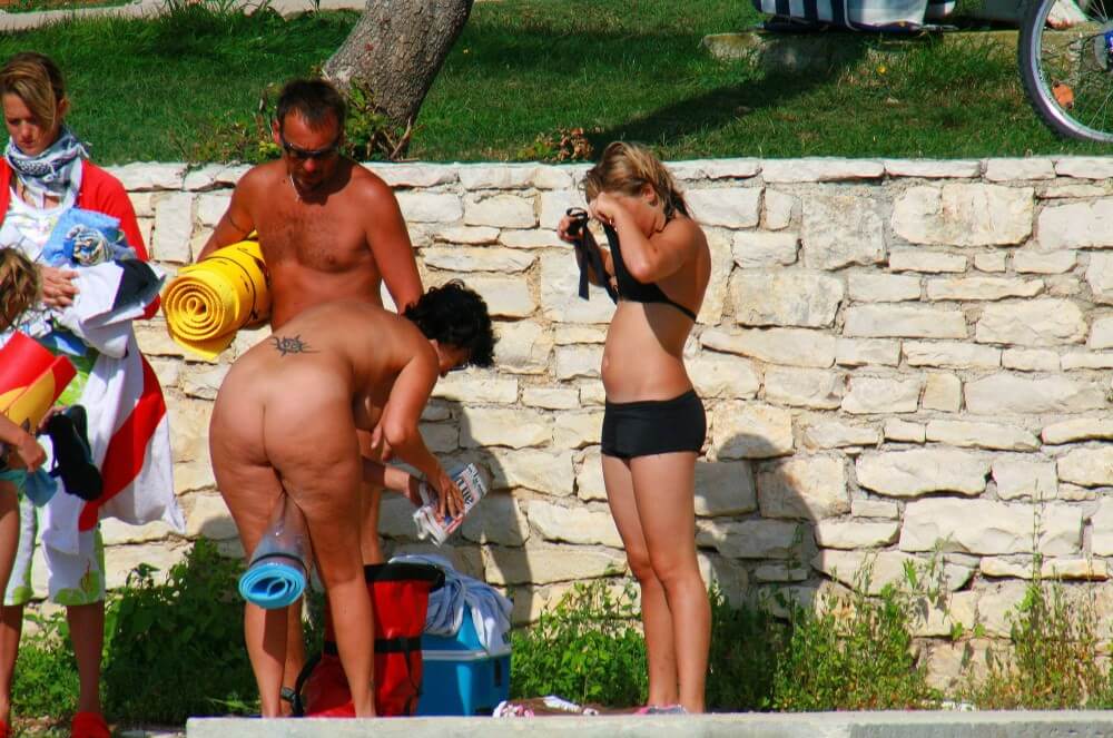 Ula FKK Sisters Day photo gallery - Nudism supports personal freedom and individuality