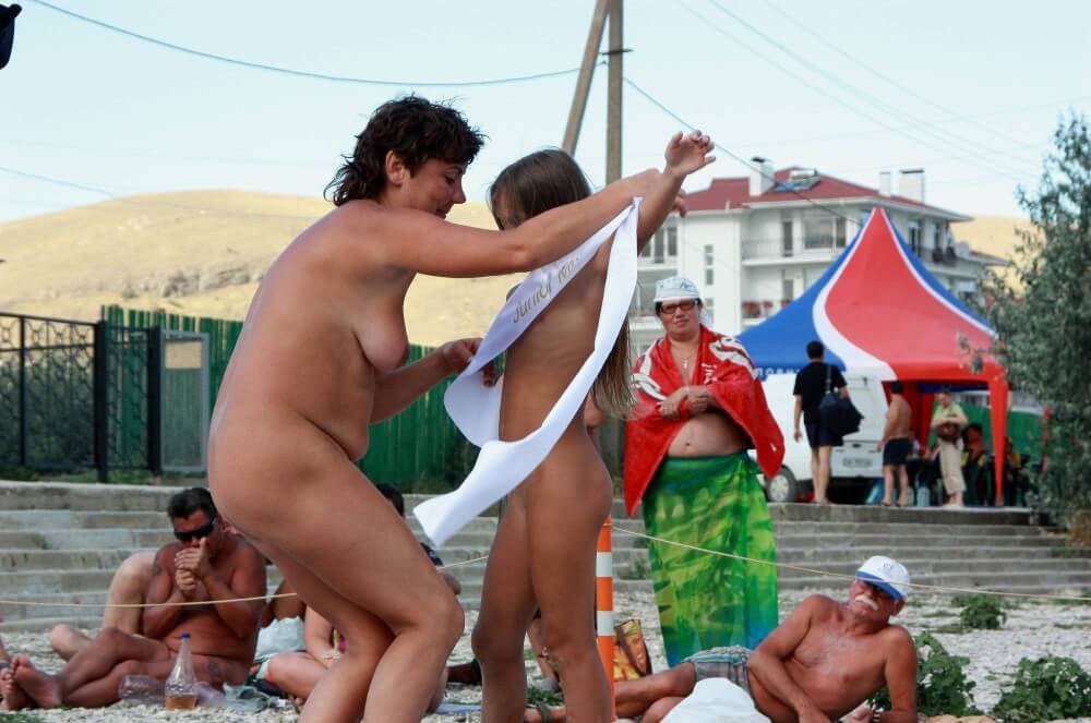Presenting Mini Awards photos - Nudism and naturism help overcome prejudices and fears related to physical appearance
