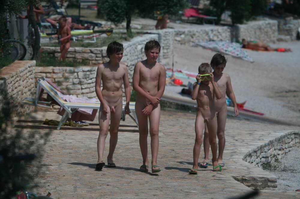 Shore walking nude - A space for those who seek bodily freedom