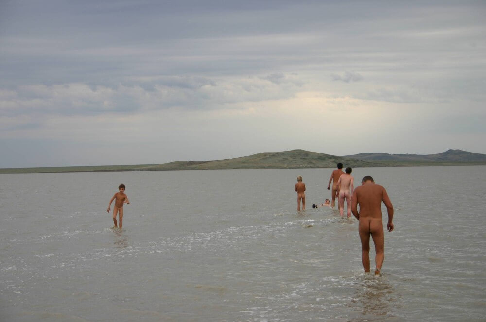 Black-Sea Body Mud Shots pics - The body is a reflection of inner beauty and harmony in naturism and nudism