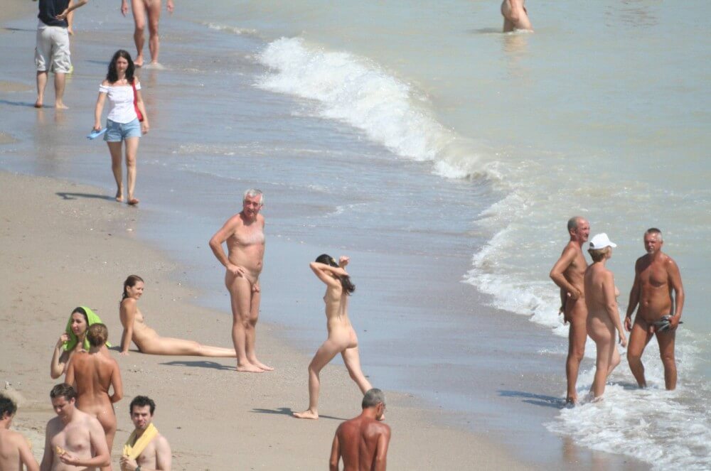 Costinesti Beach Groups pics - Naturism enthusiasts choose the natural world