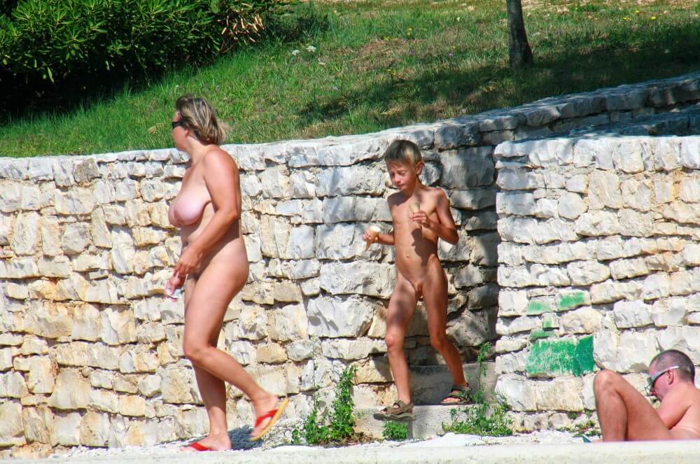 Ula FKK Wall-Side Families pics - Joy and pleasure are part of the nudist experience