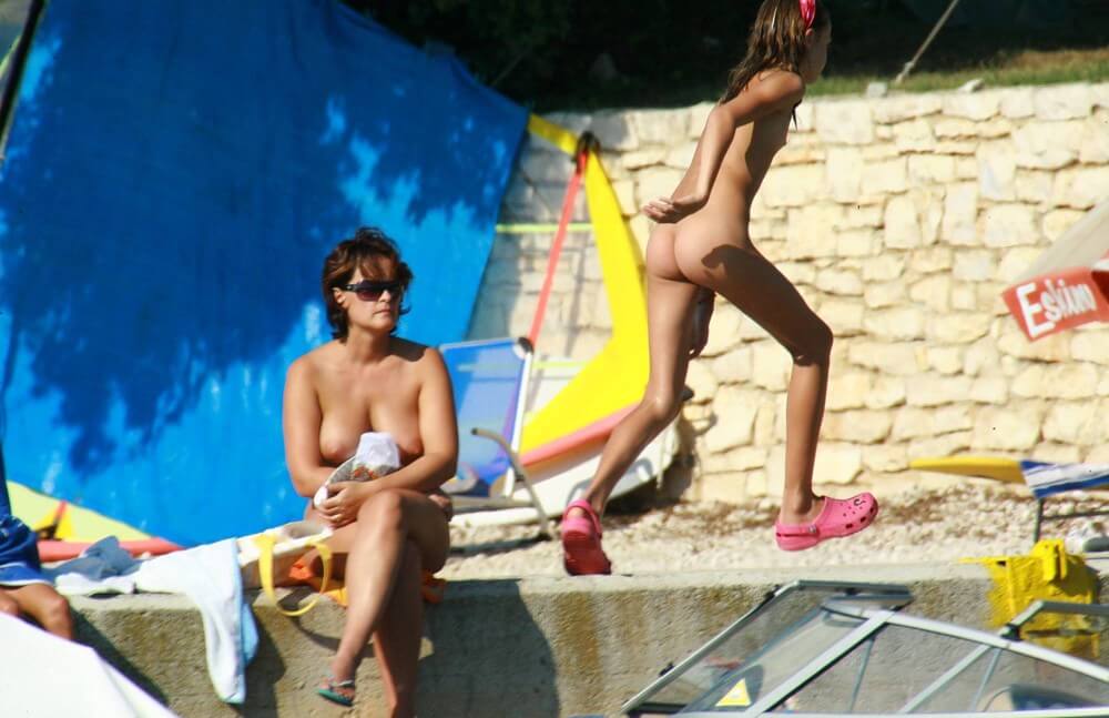 Bright Day Sun Tanning pics - Nudism promotes mental well-being