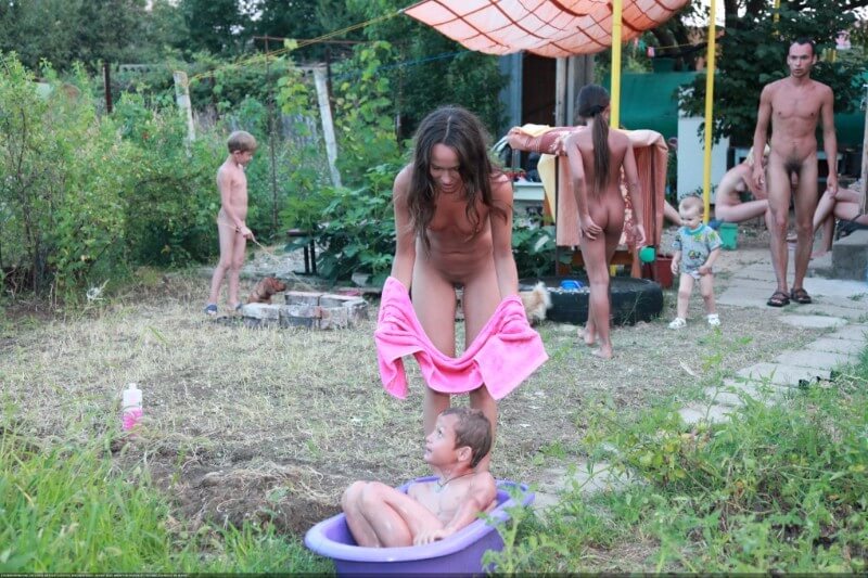 Green barrel of fun-grassy fields of gold photos - Spectators are permitted to be naked