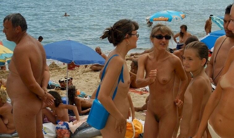 Documentary video naturism 1999 - Poor naked people and rich naked people in one place