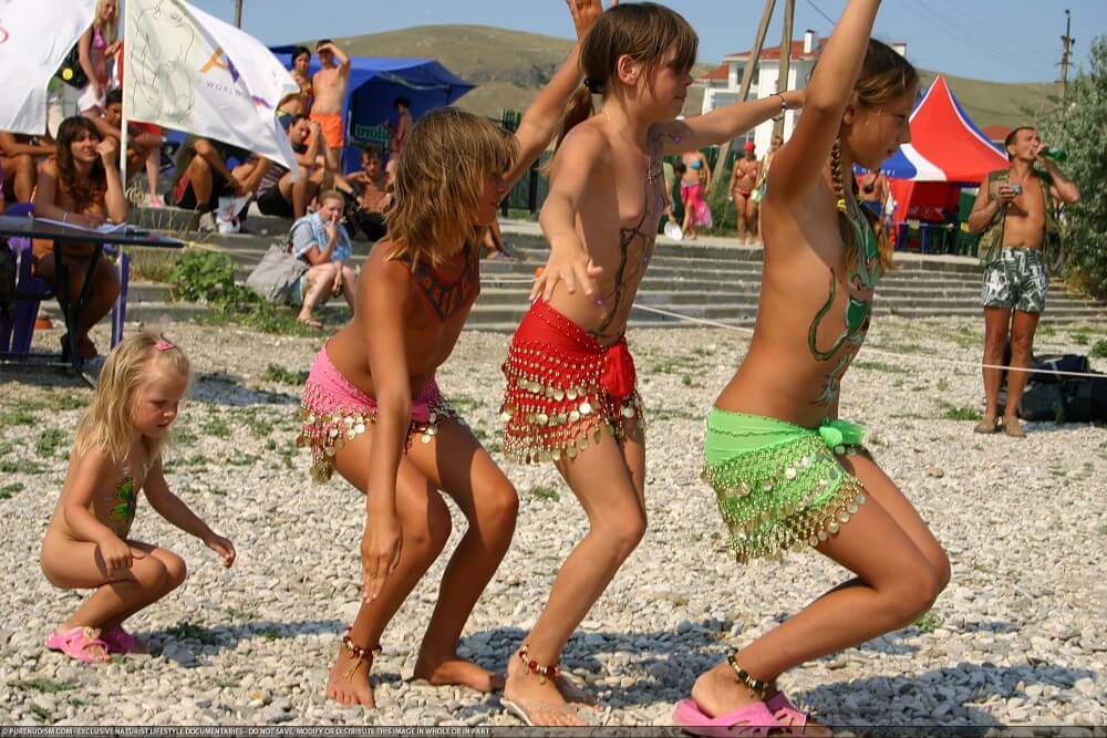 Festival and dancing photos - The idea of being naked is good