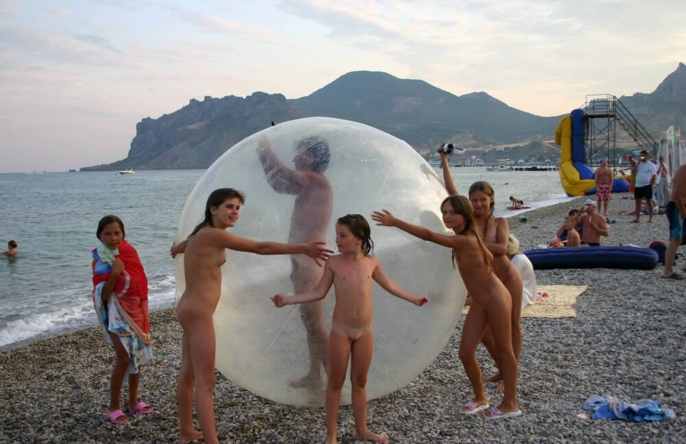 Pics Walk on the Beach Balloon - Living with joy and ease is part of the naturist lifestyle
