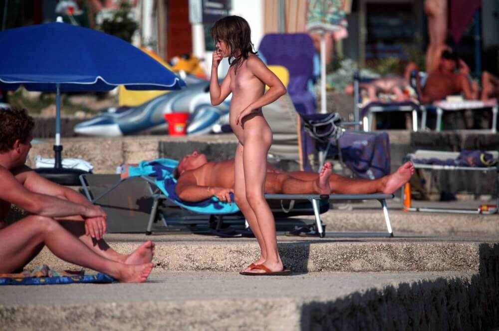 Girl Walk to Nudist Shower pics - Naturists love openness and freedom