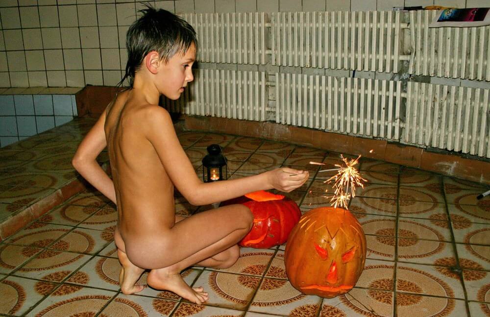 Naturism photo gallery # 20 - Seeks harmony with the rhythms of nature and the environment through nudity