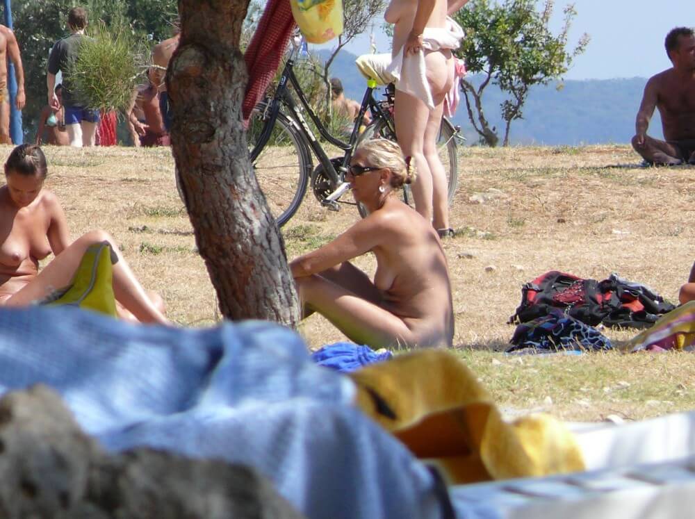 Ula FKK Shore Perspective pics - Nudism in the Modern World
