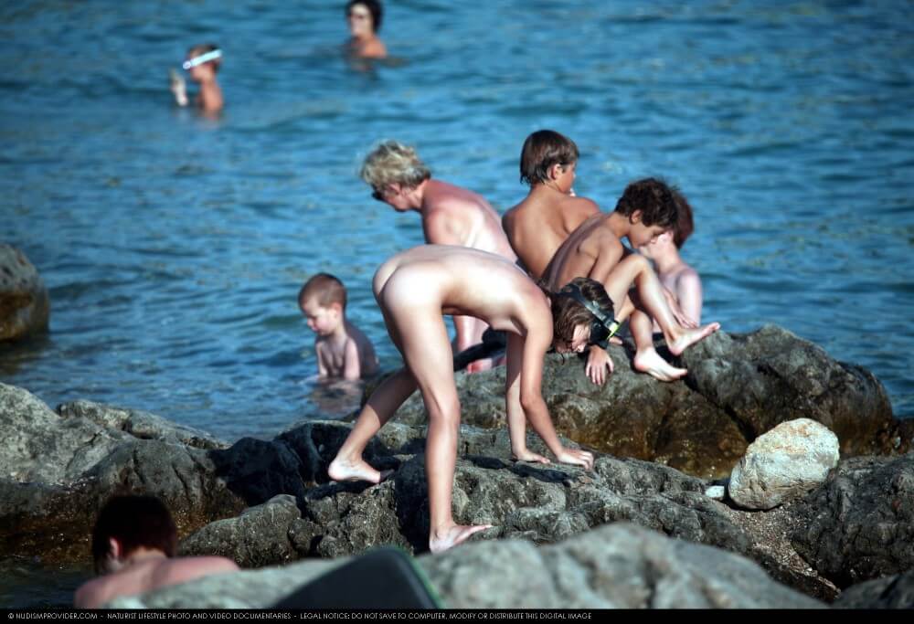 Summer day on the Black Sea photos - Poor naked people and rich naked people in one place